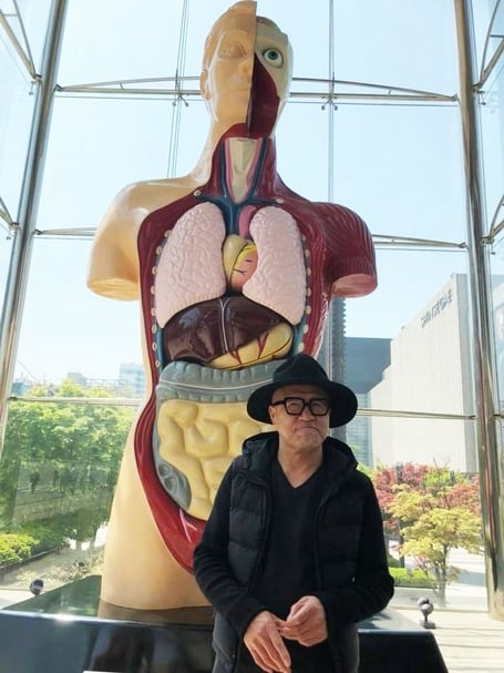 阿拉里奧集團（Arario）負責人金昌一（Ci Kim）與達米恩．赫斯特（Damien Hirst）的大型雕塑作品《Hymn》。（簡秀枝提供）