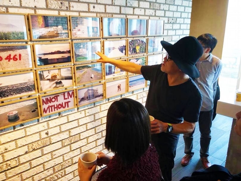 金昌一（Ci Kim）介紹阿拉里奧畫廊（Arario Gallery）的作品。（簡秀枝提供）