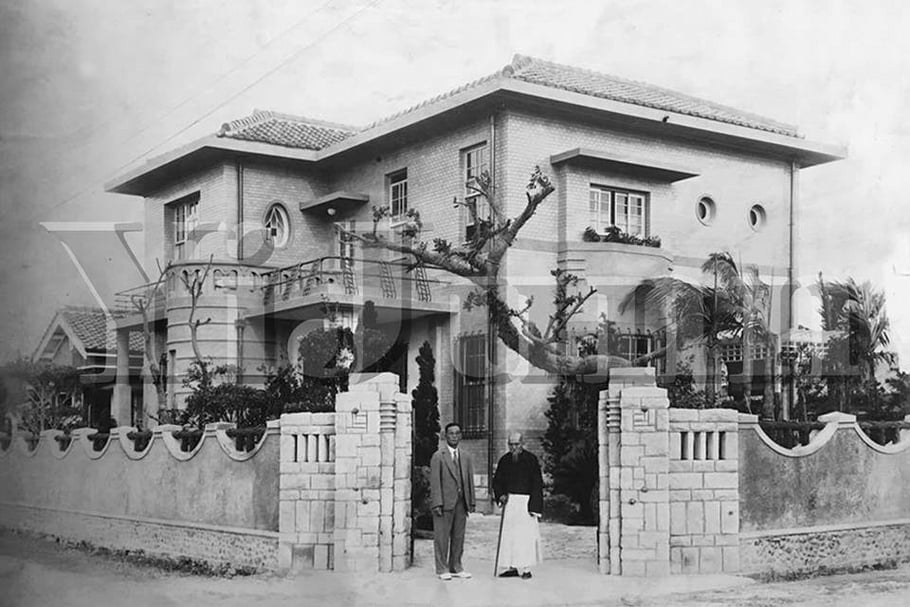 紅葉園原貌，推測是1934年拍攝，陳茂通為照片左側站立者，由此照片判讀可知外門柱、玄關陽台鑄鐵欄杆、凸窗、卵形窗、牛眼船艙窗等現皆俱存。（凌宗魁提供）