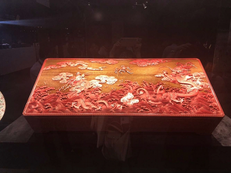 鑑古堂展位上，清乾隆時期宮廷御用造辦處製作的《黃底剔紅雕蒼龍教子大盒》。（本刊資料室提供）