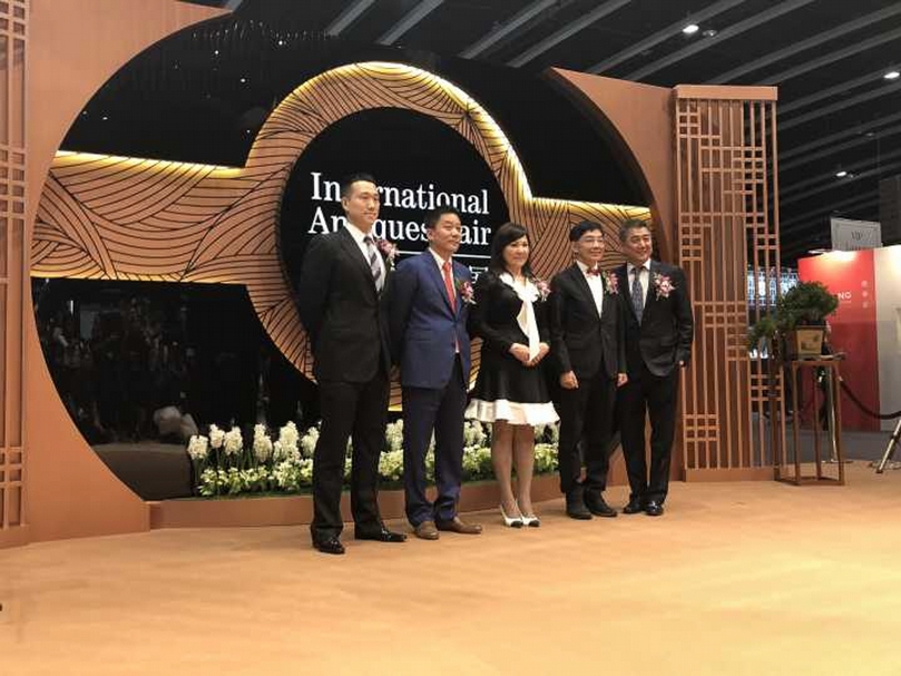 貴賓合照（左起：翟凱東先生、安藤湘桂先生、李惠莉博士、李秀恒博士GBS太平紳士、翟健民先生）。（本刊資料室提供）