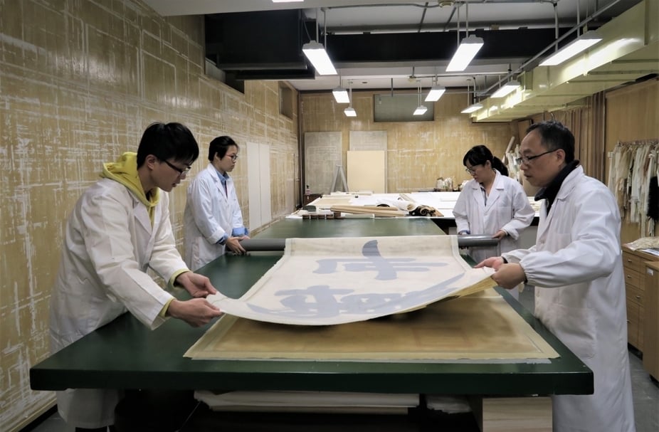 書畫修護工作。（國立故宮博物院提供）