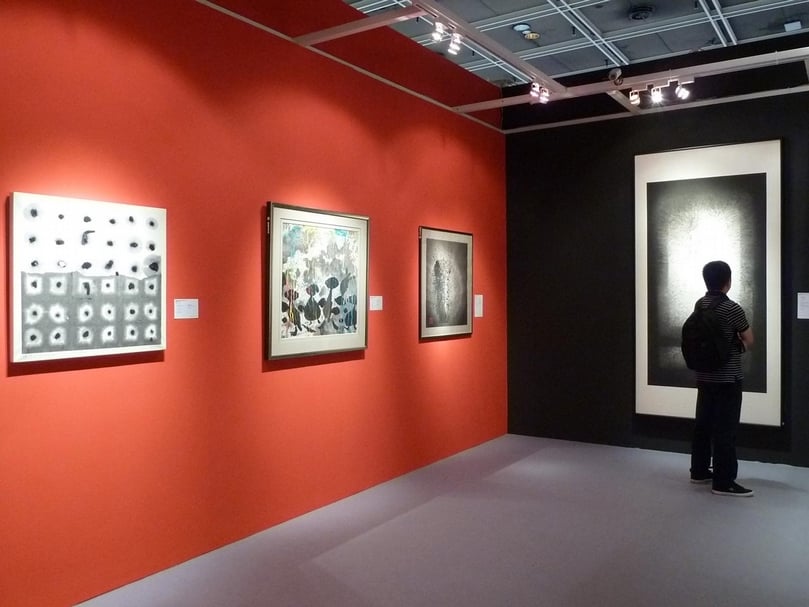 訪客在預展上正欣賞梁藍波於去年創作的《向羅斯科致敬 II》,並由書面委託以7萬港元易手,8.7萬港元成交。(攝影/林琬娸)