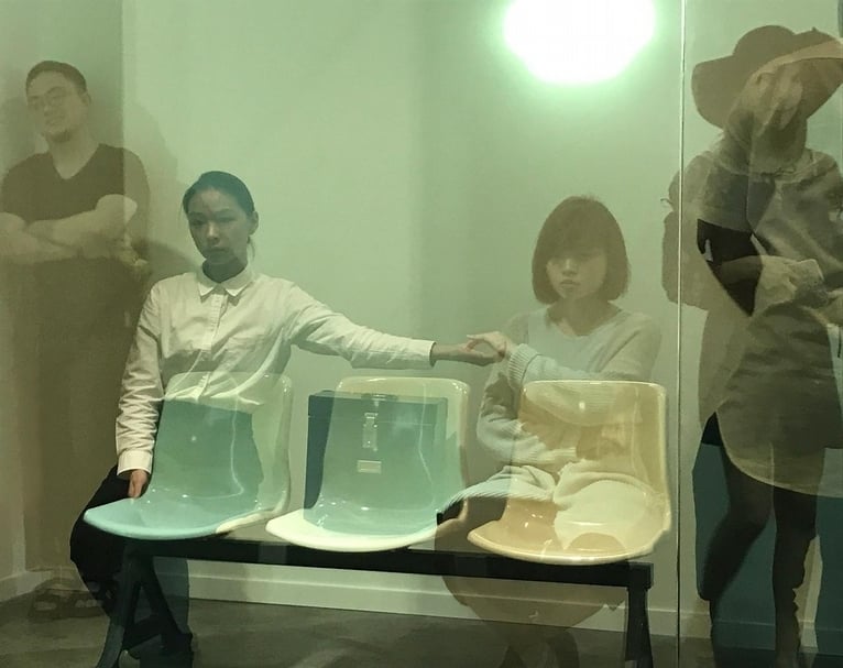 何采柔的作品《在第二天，星期六，你的3分鐘……》於香港巴塞爾（Art Basel HK）的演出現場。（何采柔提供）