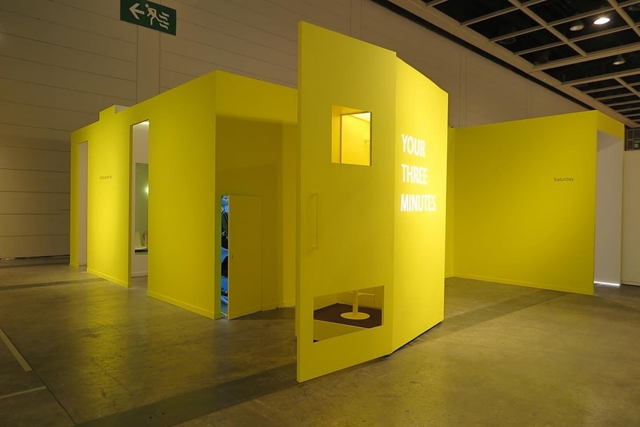 何采柔的作品《在第二天，星期六，你的3分鐘……》於香港巴塞爾（Art Basel HK）的演出現場。（何采柔提供）