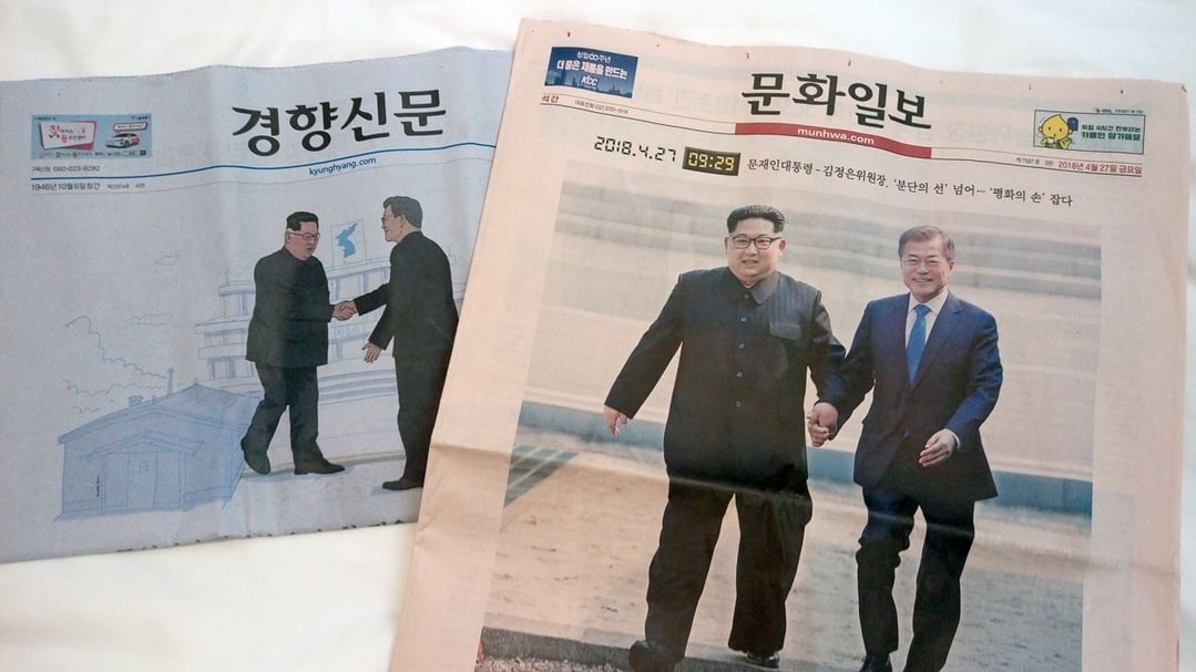 文在寅與金正恩會晤當日（4月27日），各大報頭版登出南北韓領導人握手的畫面。（劉宥宜提供）