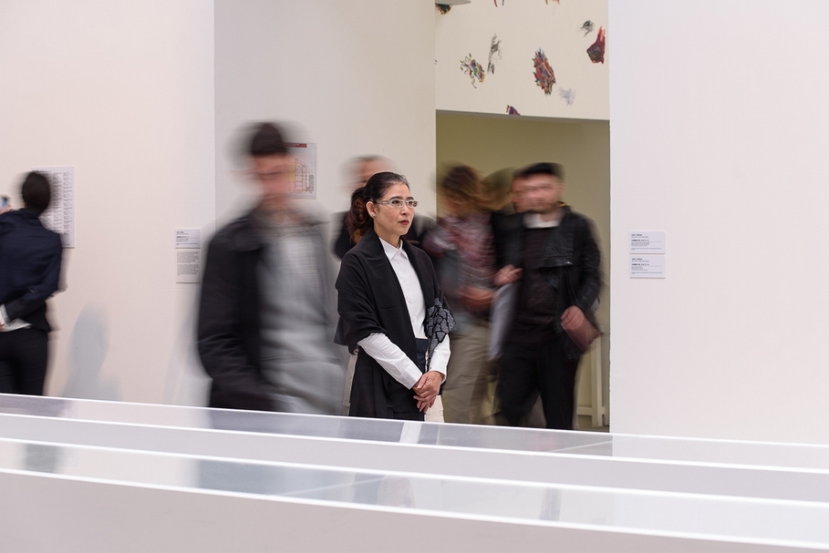 李明維，《不期之美》，參與式表演裝置，2017；於第57屆威尼斯雙年展主展館展出現場，圖為遊走於展場尋覓有緣之人的花園主人。（李工作室提供，攝影／王世邦）
