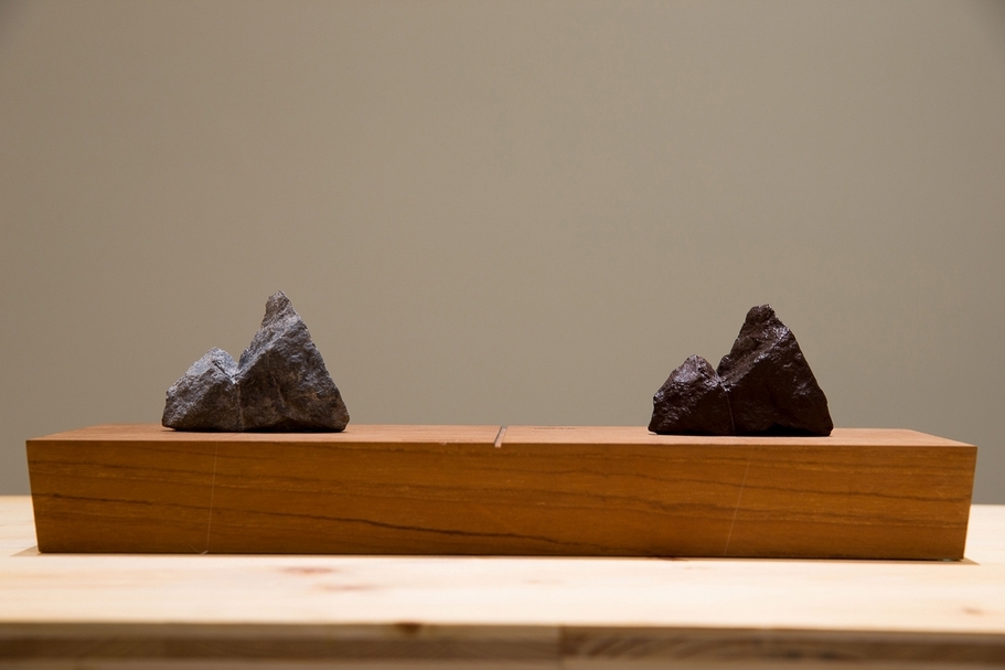 李明維，《石頭誌》，複合媒材裝置，11組、各10.5x50 x15.5cm，2012；圖為2015年於台北市立美術館展出現場。（台北市立美術館提供）