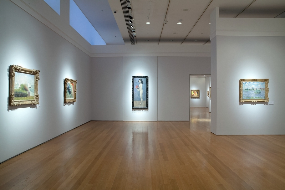 預展現場，中間畫作即為畢卡索（Pablo Picasso）《拿著花藍的女孩》（Fillette À La Corbeille Fleurie），此作成交價達1億1,500萬美元，名列本場榜首。（佳士得提供）