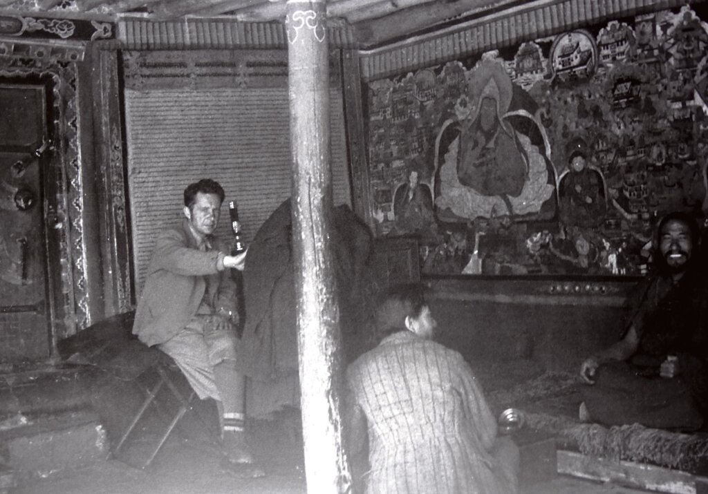 1939年西藏中南部〈圖齊與寺院中的喇嘛〉，Felice Boffa Ballaran攝影，IsIAO. 6107/28，源自Deborah Klimburg-Salter ed.,《Discovering Tibet：The Tucci Expeditions and Tibetan Paintings》，Milan：Skira，2015，76。