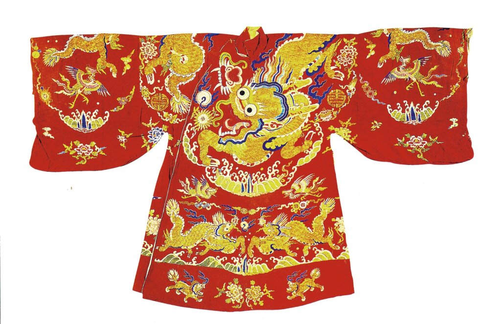 明代四品賜服：大紅緞繡過肩麒麟紋麒麟服，圖版取自《中國龍袍》。