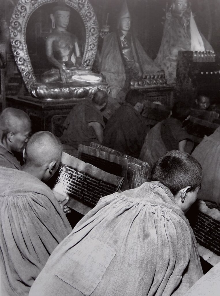 1937年西藏中南部〈寺院中的誦經喇嘛〉，Fosco Maraini攝影，IsIAO. 37/1794，源自Deborah Klimburg-Salter ed.,《Discovering Tibet：The Tucci Expeditions and Tibetan Paintings》，Milan：Skira，2015，40。