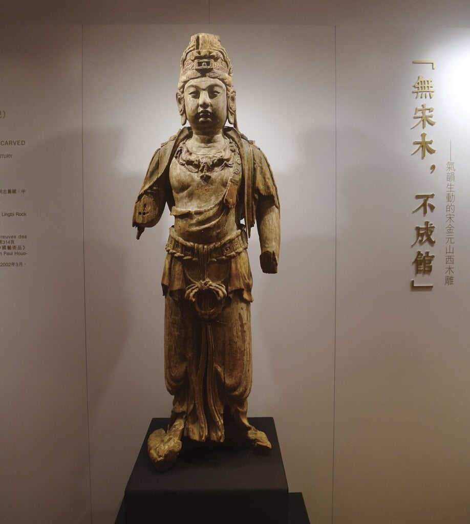 保利香港：金至元（12至13世紀）〈菩薩立像〉，成交價1770萬港元。攝影／董耘。