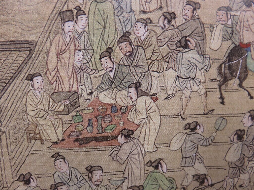 傳明仇英〈清明上河圖〉的虹橋上，正有人擺地攤賣古玩。圖╱本刊資料室。