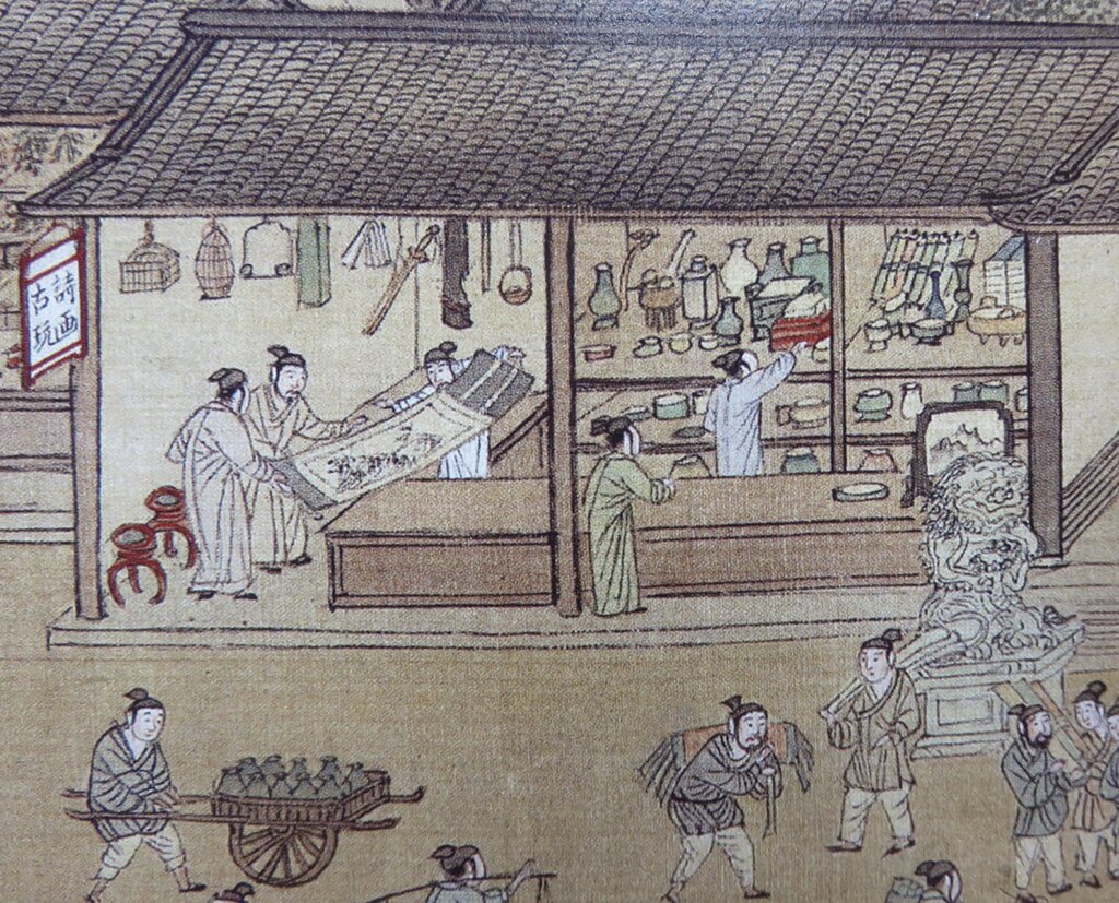 傳明仇英〈清明上河圖〉中描繪出明人生活樣貌，此為專賣古玩詩畫的店鋪。圖╱本刊資料室。