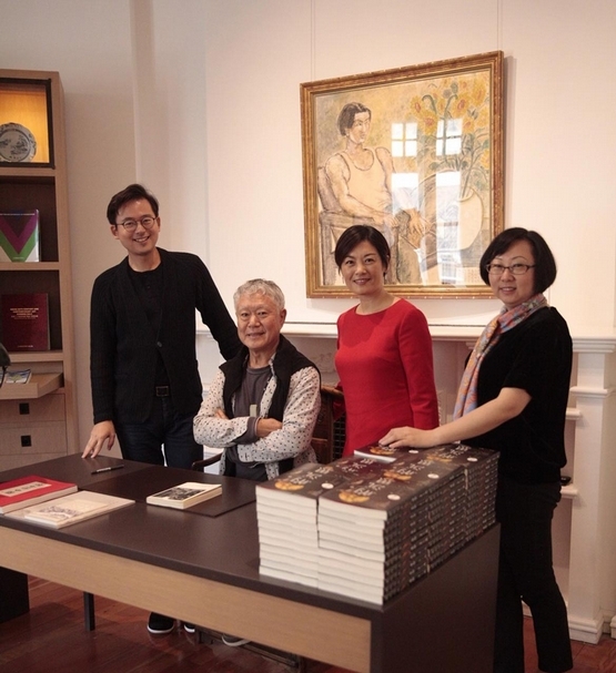蔣勳於佳士得展廳,身後作品為《盛夏》。左起:谷公館負責人谷浩宇、蔣勳、佳士得中國區董事總經理劉珺、佳士得亞洲20世紀及當代藝術部資深專家莊俊女士。(谷公館提供)
