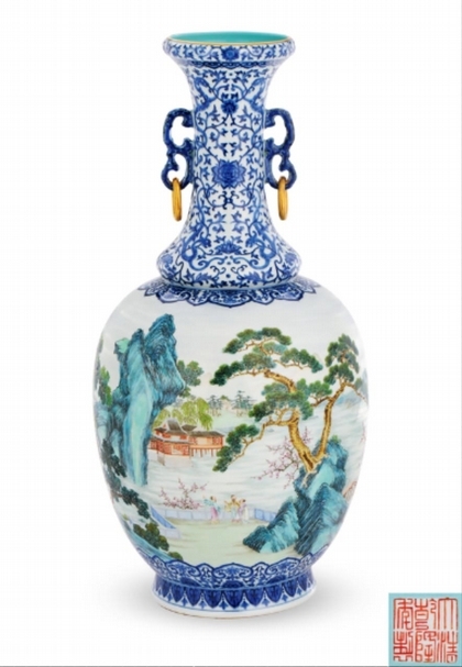 清乾隆《御制青花夾洋彩通景雙耳活環大瓶》洋彩圖繪艷麗，與青花紋樣相得益彰。（中國嘉德提供）