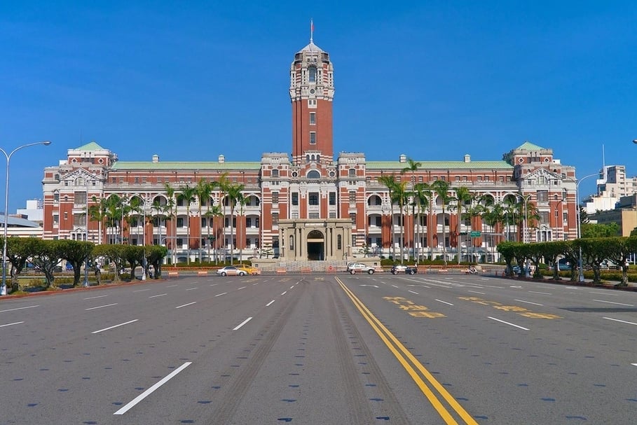 前身為日治時期台灣總督府的中華民國總統府，迄今仍是台灣島內重要的政治中心。（© Emer401）