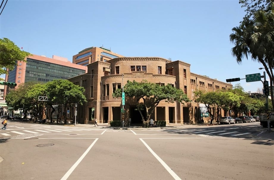 現今位於台北市南海路的二二八國家紀念館，日治時期為台灣教育會館，戰後曾作美國文化中心使用，具備台灣美術的重要脈絡。（攝影／陳飛豪）