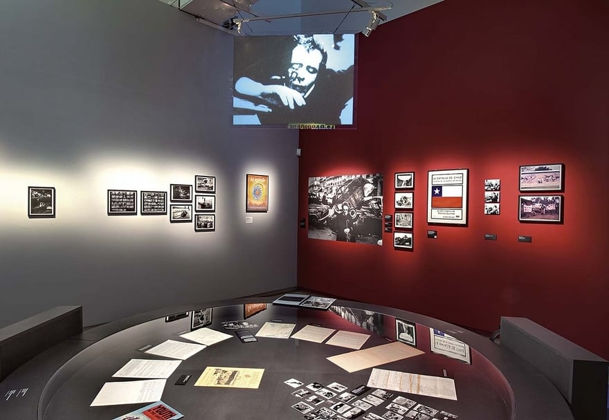 「克里斯．馬克：一位導演的七條命」（Chris Marker, les 7 vies d''un cinéaste）展場一景。（photo by Stephane Dabrowski, courtesy of Cinémathéque française）