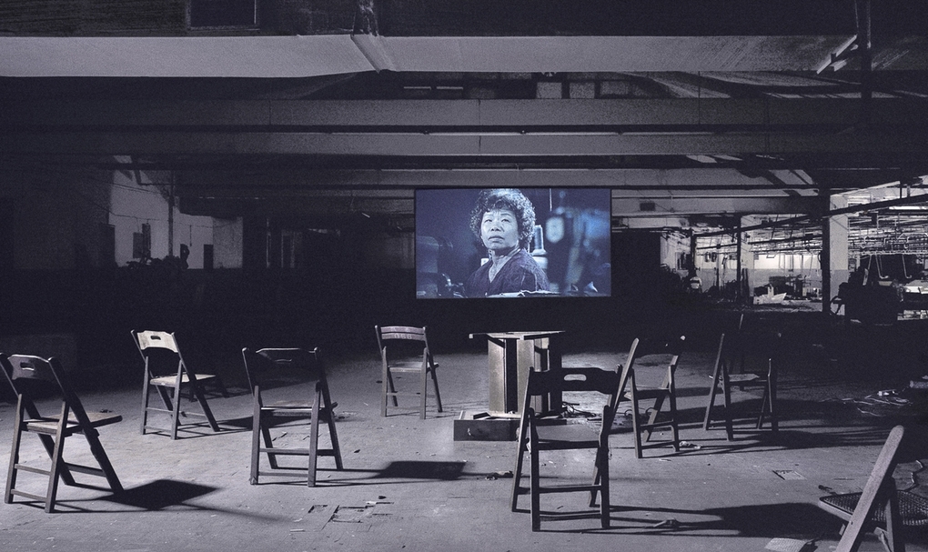 陳界仁2003年的作品《加工廠》放映儀式於聯福製衣廠。（陳界仁工作室提供）