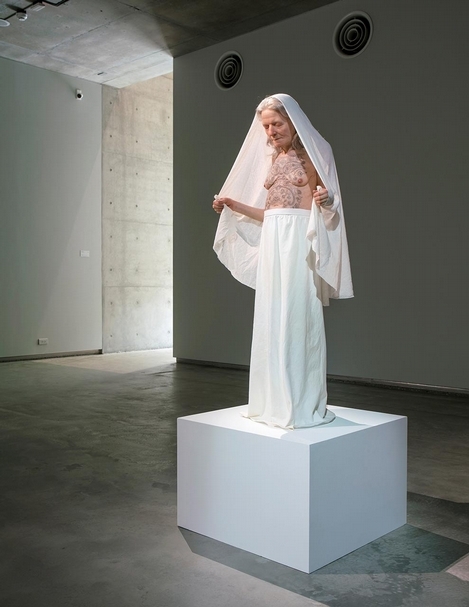 山姆．詹克斯（Sam Jinks）2007年的作品《刺青的女人》。（毓繡美術館提供）