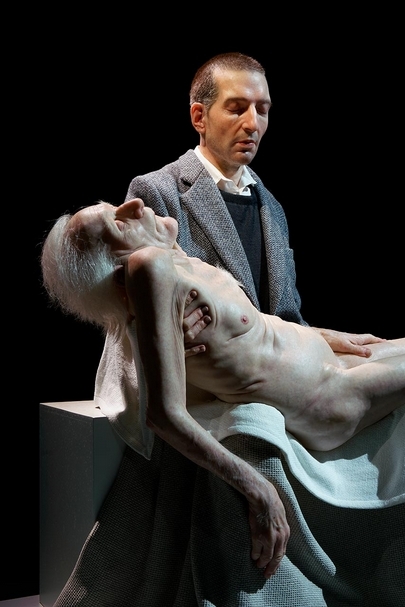 山姆．詹克斯（Sam Jinks）的《靜止的生命（坐姿哀憐像）》作品局部。（毓繡美術館提供）