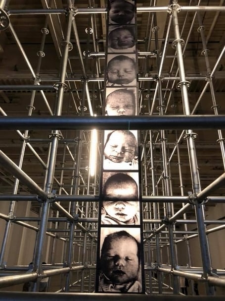上海當代藝術博物館（Power Station of ART，PSA）舉辦克里斯蒂安．波爾坦斯基（Christian Boltanski）特展「憶所」（Storage Memory）。（簡秀枝提供）