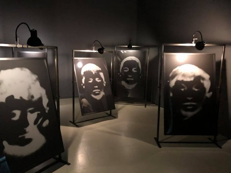 上海當代藝術博物館（Power Station of ART，PSA）舉辦克里斯蒂安．波爾坦斯基（Christian Boltanski）特展「憶所」（Storage Memory）。（簡秀枝提供）