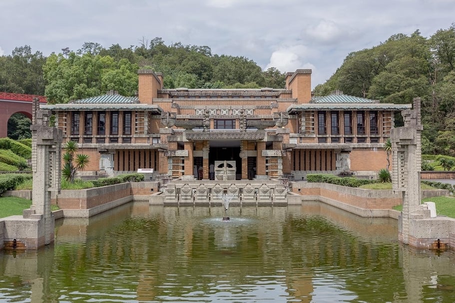 日本博物館明治村(Museum Meiji-Mura)中,萊特(Frank Lloyd Wright)所設計的東京帝國飯店大廳及入口處倒映池。(©Morio)