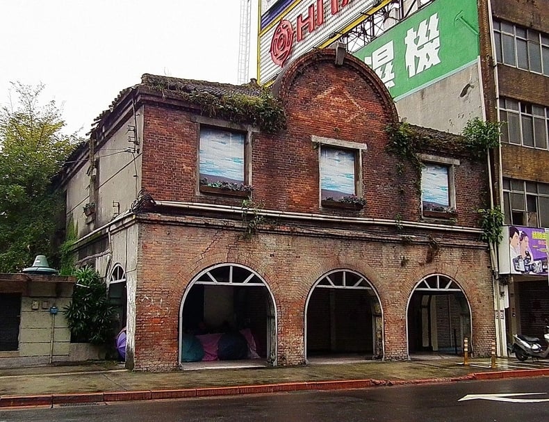 2012年尚為遭遷移的三井物產株式會社舊倉庫一景。(© lienyuan lee)