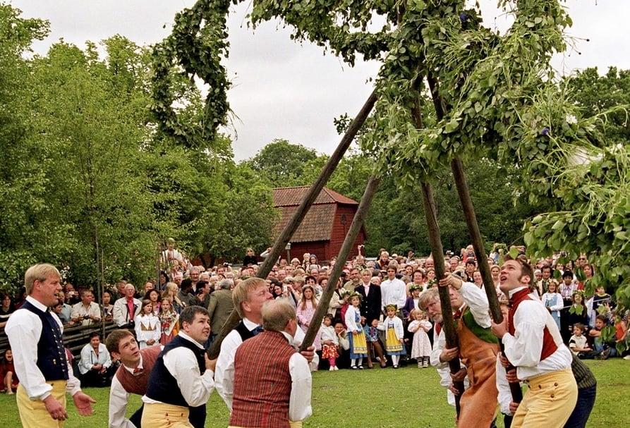 在斯堪森博物館(Skansen)的夏日慶典Majstångsresning。(攝影/Marie Andersson)