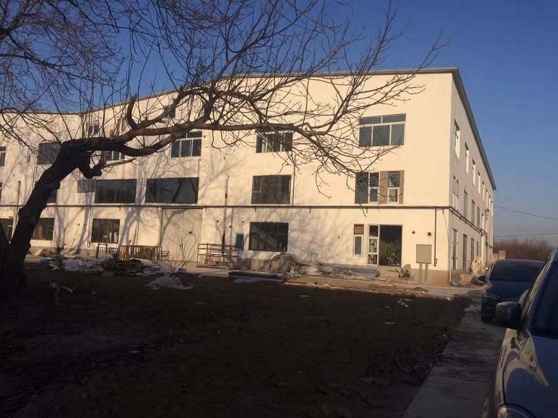 廢棄的北京郊區的一處藝術家工作室園區外景。（黃彥提供）