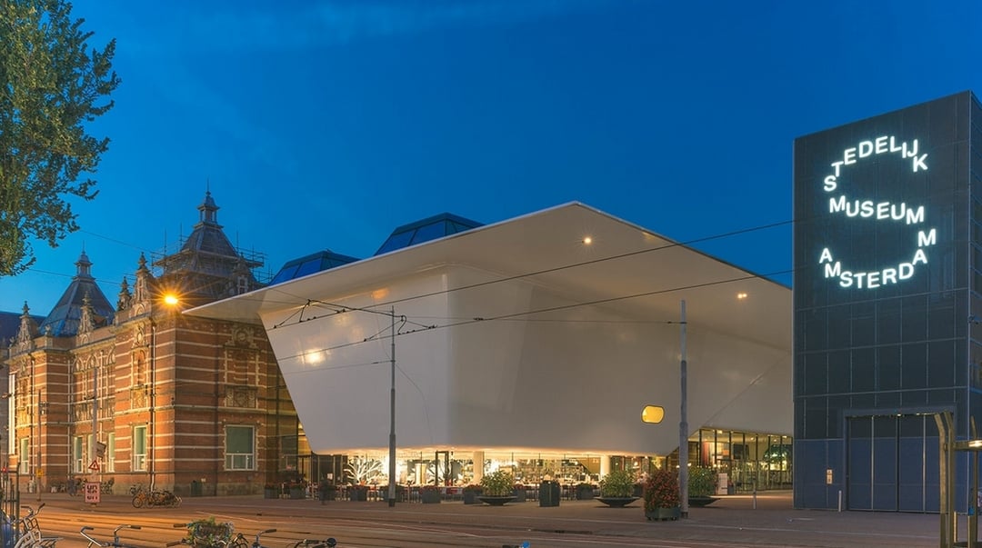 阿姆斯特丹市立美術館（Stedelijk Museum Amsterdam）。（©John Lewis Marshall）