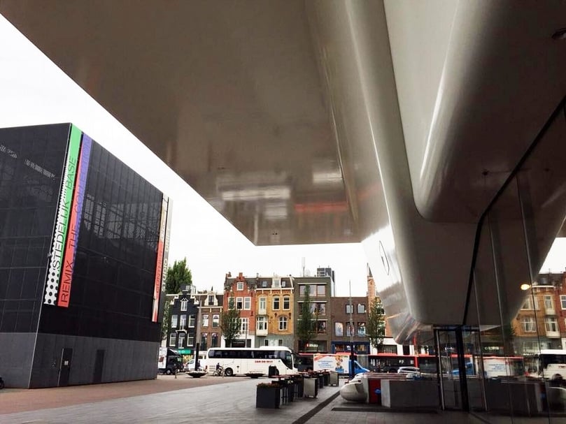 近看阿姆斯特丹市立美術館（Stedelijk Museum Amsterdam）。（簡秀枝提供）