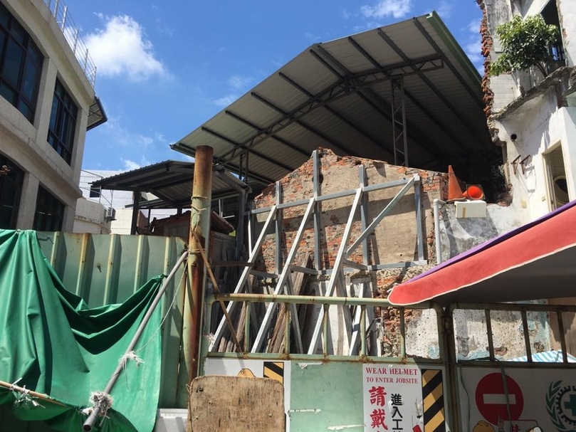已經閒置荒廢五年的淡水施家古厝，遭遇政治力介入而無法修復。（黃瑞茂提供）
