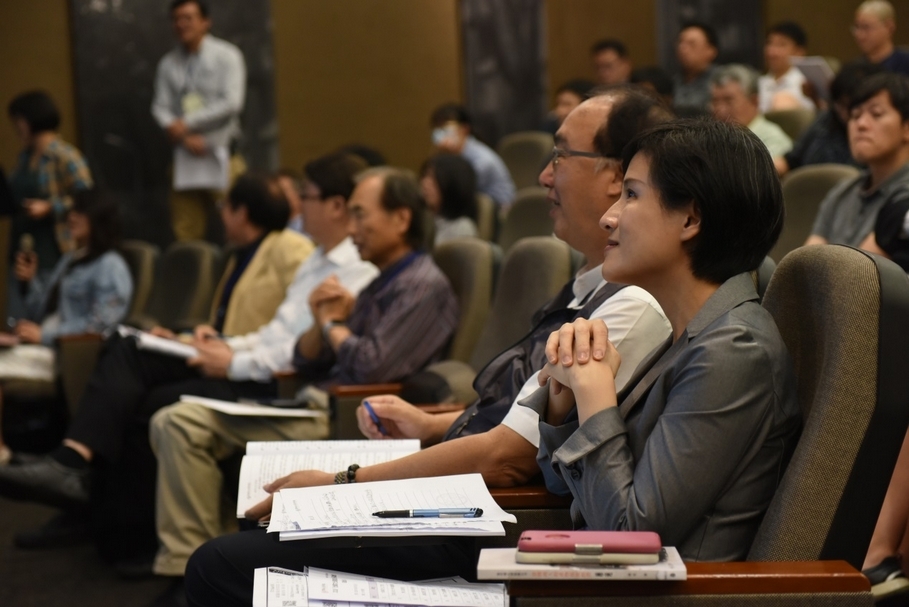 文化部長鄭麗君與文資局局長施國隆聆聽公民文資論述。（攝影／蕭文杰）