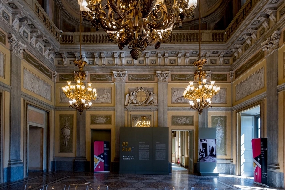 「形色之外 : 霍剛米蘭回顧展」於米蘭蒙札皇宮美術館（Villa Reale di Monza）展覽現場。（采泥藝術提供）
