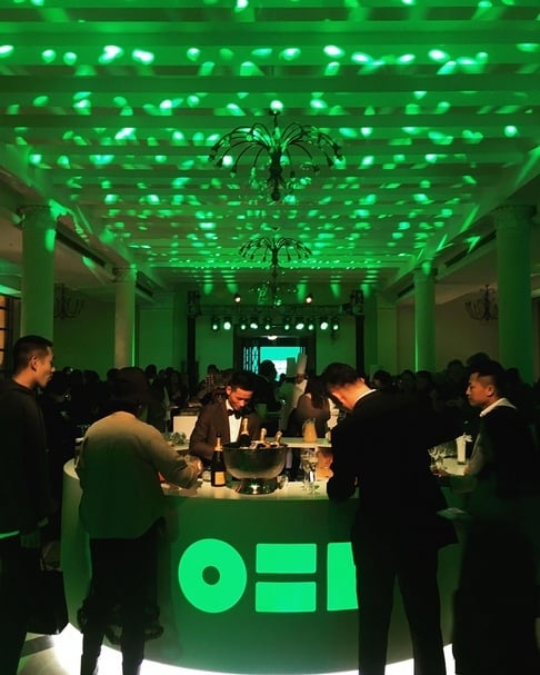 上海021藝術博覽會現場，也是目前畫廊產業在品質上備受肯定的展會，VIP之夜浮華、社交的場景。（劉美軍提供）