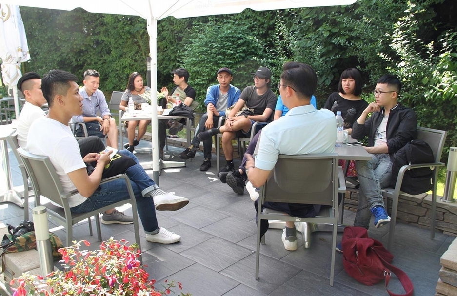 2017年天美藝術基金會參訪第14屆卡塞爾文獻展（documenta 14），並於每日早餐後開會討論。（天美藝術基金會提供）