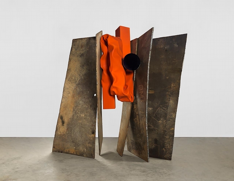 開幕一小時內就被藏家買走的卡蘿．柏夫（Carol Bove）作品《蛋》（Egg）。（David Zwirner提供）