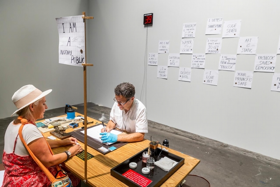 藝術家保羅．喬納斯（Paul Ramirez Jonas）在開幕當晚 。（Art Basel提供）