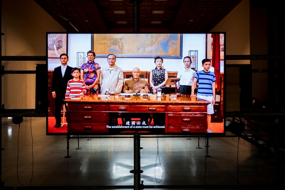 陳擎耀,《完美家庭》,攝影、單頻道錄像,128x164.5cm/3分10秒,2017。(台灣藝文空間連線提供)