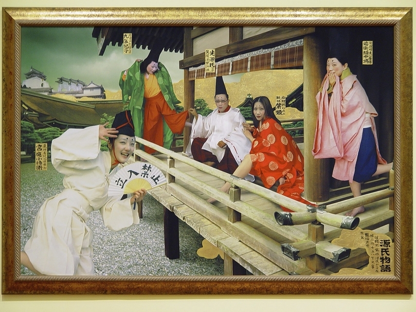 「後庭花」系列為陳擎耀以日韓電視劇為文本的創作,其中《後庭花:源氏物語》中亦出現以中正紀念堂為素材的佈景設計。(陳擎耀提供)
