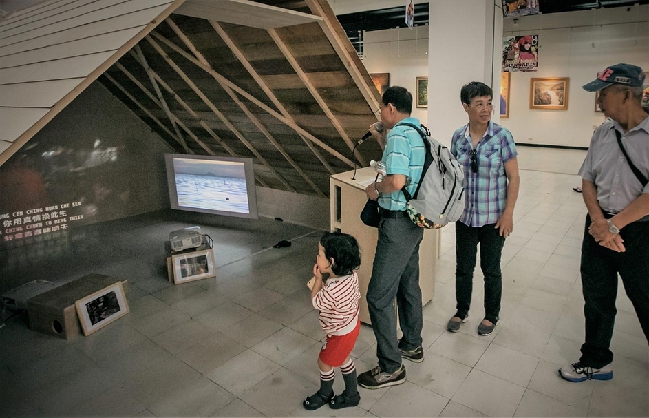 「家庭備忘——記憶與遷徙之島：東南亞新住民主題當代藝術展」中陳含瑜的作品《印尼Sungai Duri卡拉OK記憶計畫》一景。（攝影／汪正翔，均勻製作提供）