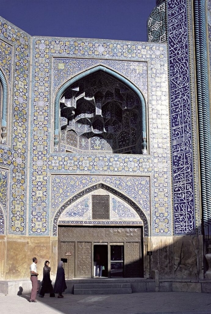 伊朗17世紀伊斯法罕沙阿清真寺(Shah Mosque)。(圖版來源:ordered by Shah `Abbas I;finished under Shah Safi I. 1611~c. 1638. Shah Mosque, exterior. Fashion, Costume and Jewelry, Decorative Arts, Utilitarian Objects and Interior Design, Architecture. http://library.artstor.org/asset/ISLAMIC_DB_10310756215.)。