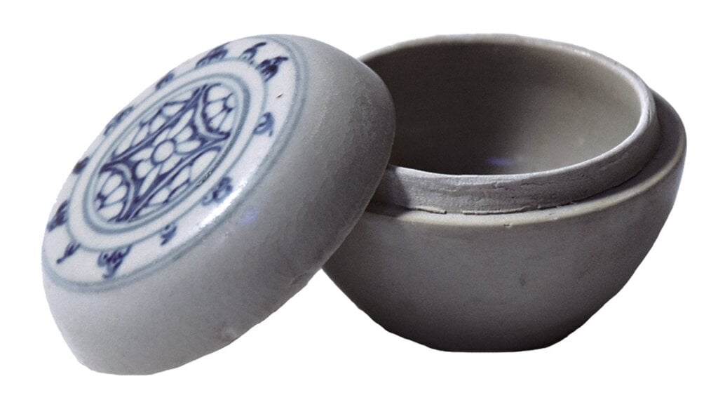 越南15世紀末至16世紀初〈青花幾何花紋盒〉,高4.5公分,寬4.5公分,蓋高1.1公分,臺大藝術史研究所藏。