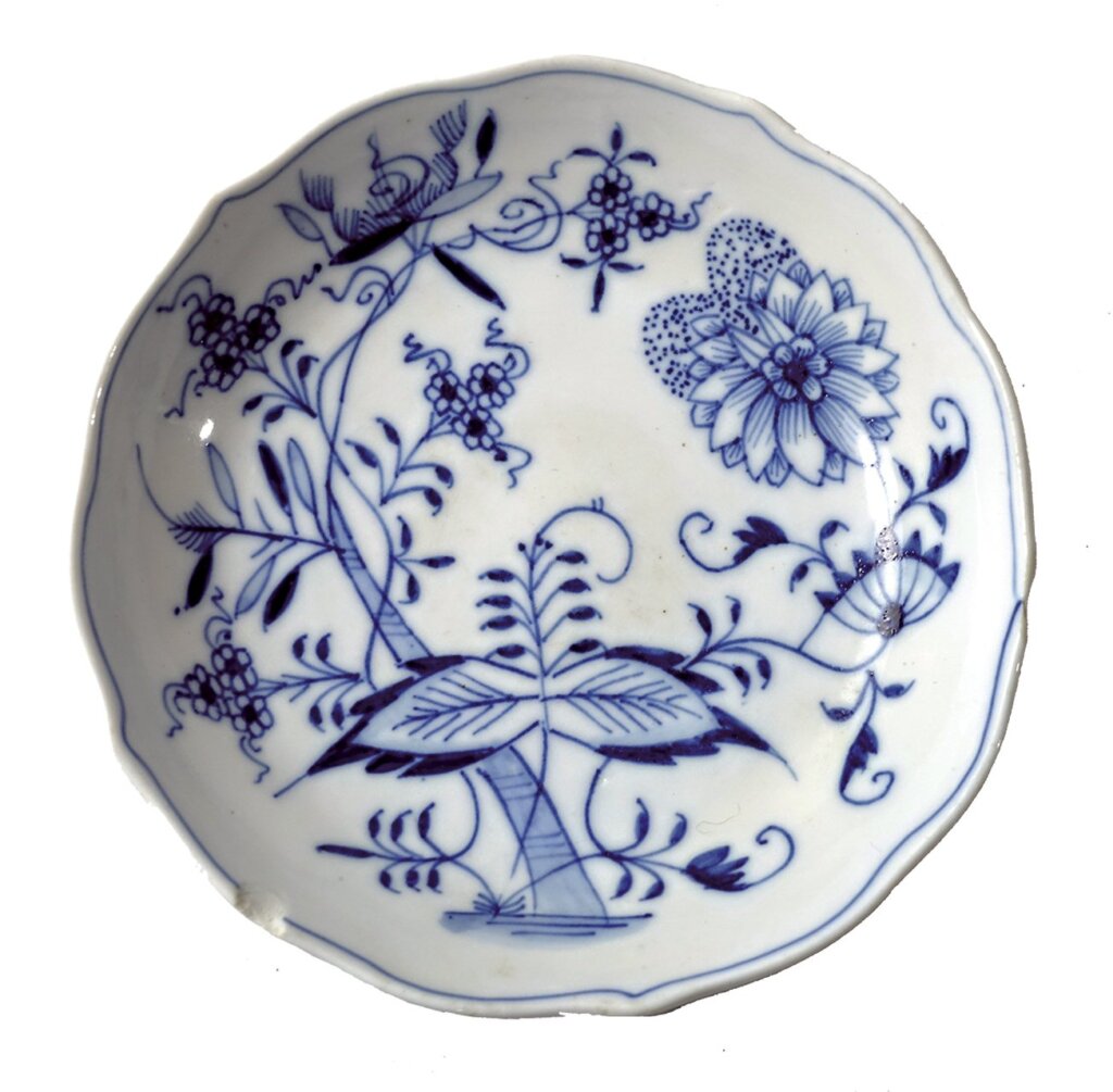 德國1892~1930年麥森〈藍洋蔥花口淺盤〉,口徑14.7公分,高3.7公分,臺大藝術史研究所藏(寄存)。