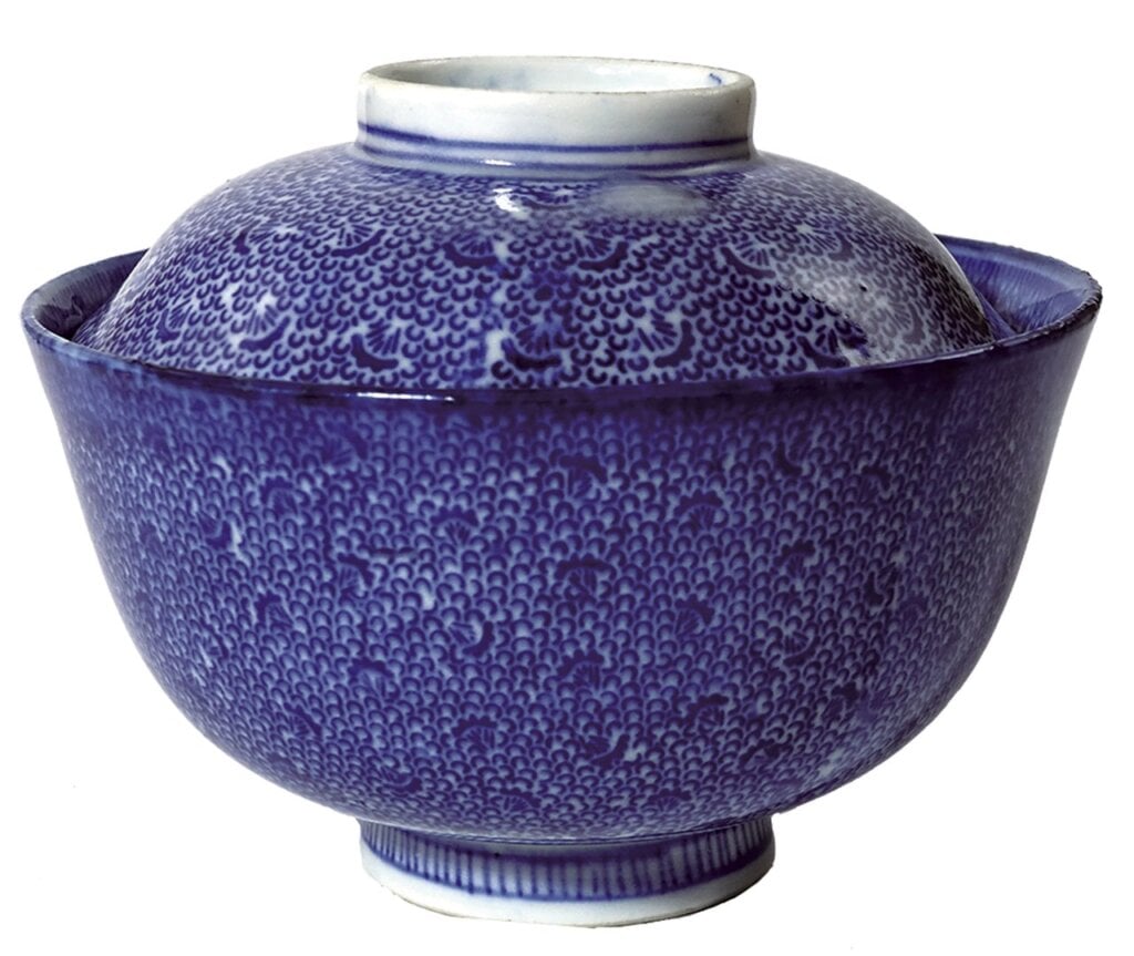 日本明治時期1868~1912年〈型紙繪飾印花青花唐草紋蓋碗〉,碗:口徑11.3公分,高6.5公分;蓋:口徑10公分,高3公分,臺大藝術史研究所藏。