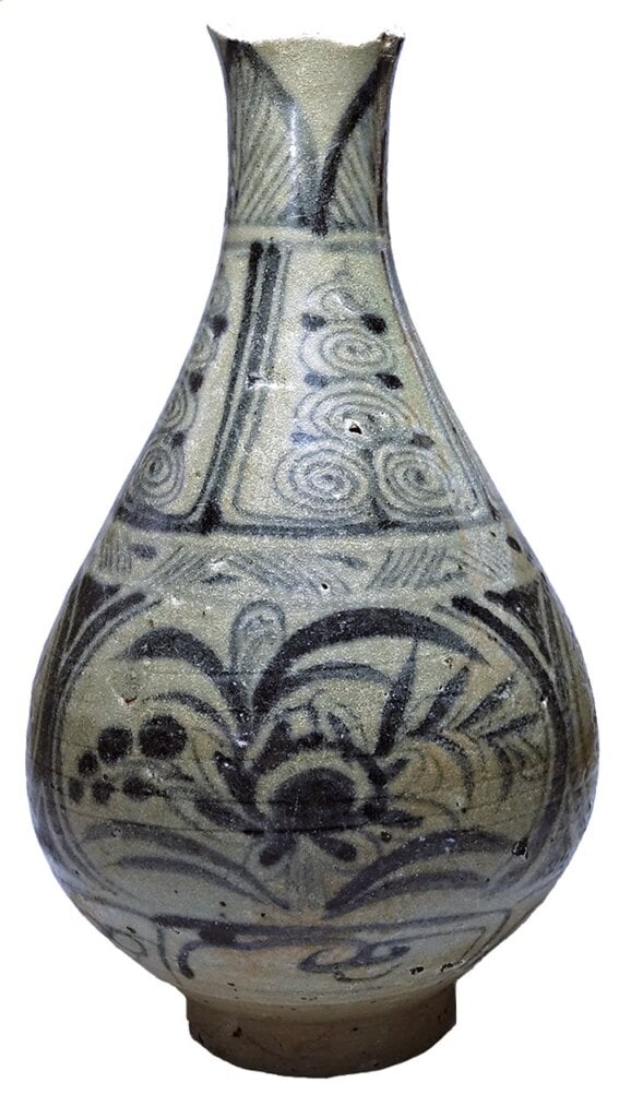 雲南約1380~1440年〈青花蓮池紋玉壺春瓶〉,高24.8公分,最大腹徑12.5公分,底徑7公分,臺大藝術史研究所藏。